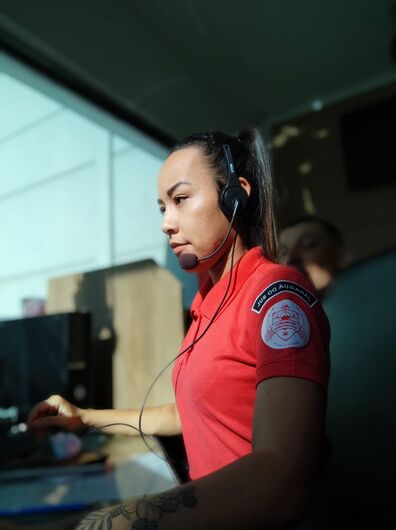 Bebê engasgado com leite é salvo após ligação aos Bombeiros de Jaraguá