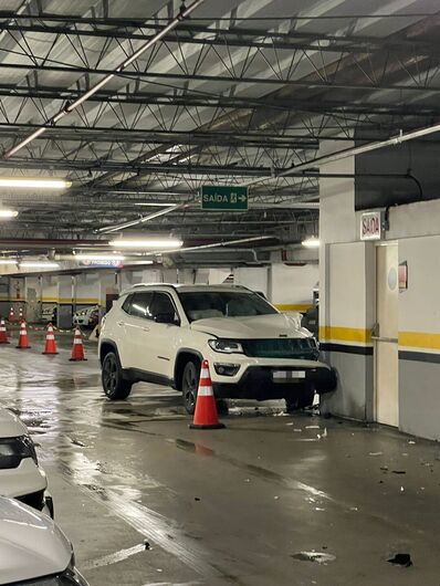 Jovem perde controle de carro e bate no estacionamento do shopping em Jaraguá
