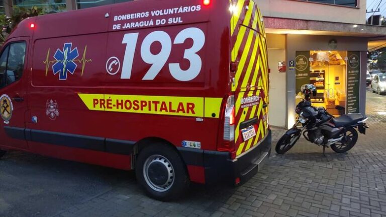 Motorista foge após acidente que deixou motociclista ferido em Jaraguá