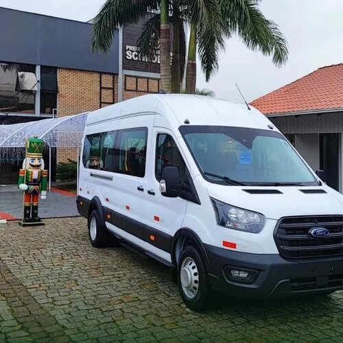 Schroeder recebe veículo utilitário para transporte de atletas