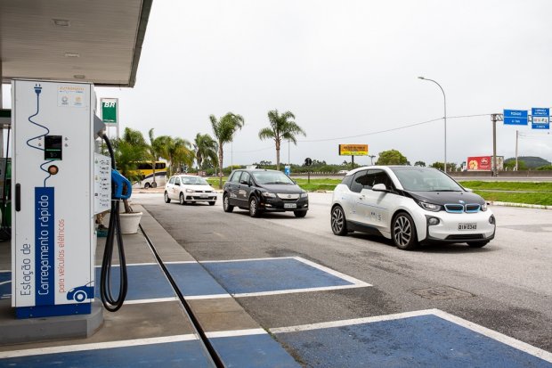 Carros elétricos e híbridos importados voltarão a ter imposto a partir de 2024