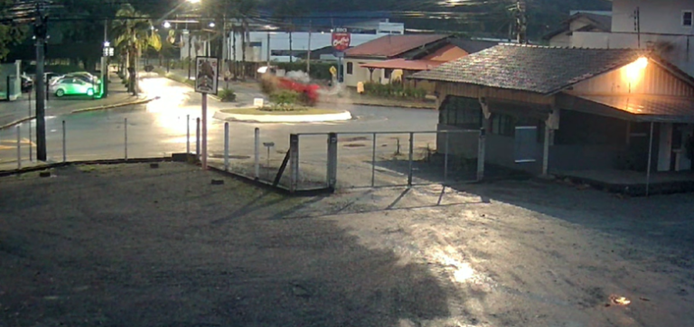 Carro ‘rampa’ em rotatória e ‘voa’ em Jaraguá do Sul