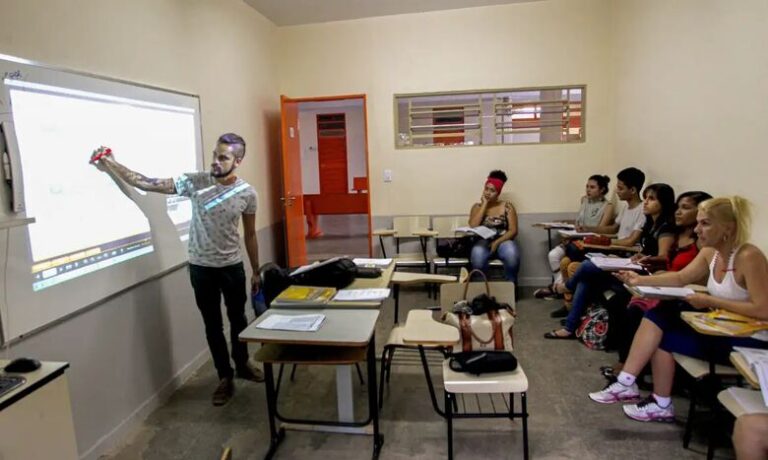 Senado aprova programa de incentivo à permanência de estudantes no ensino médio