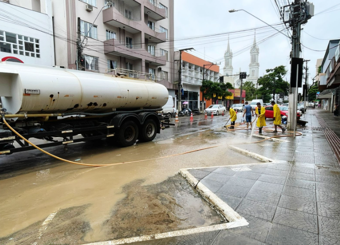 Equipe da Prefeitura de Jaraguá auxilia nos trabalhos de limpeza em Rio do Sul