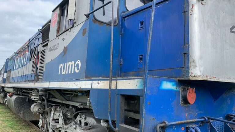 Mulher é socorrida após acidente entre carro e trem em Corupá