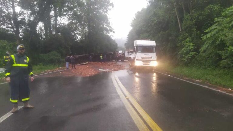 Carga fica espalhada em rodovia e duas pessoas ficam gravemente feridas na BR-470