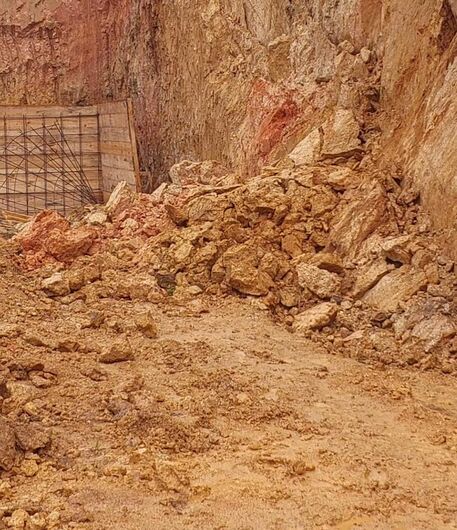Trabalhador fica com parte do corpo soterrada após deslizamento em Jaraguá