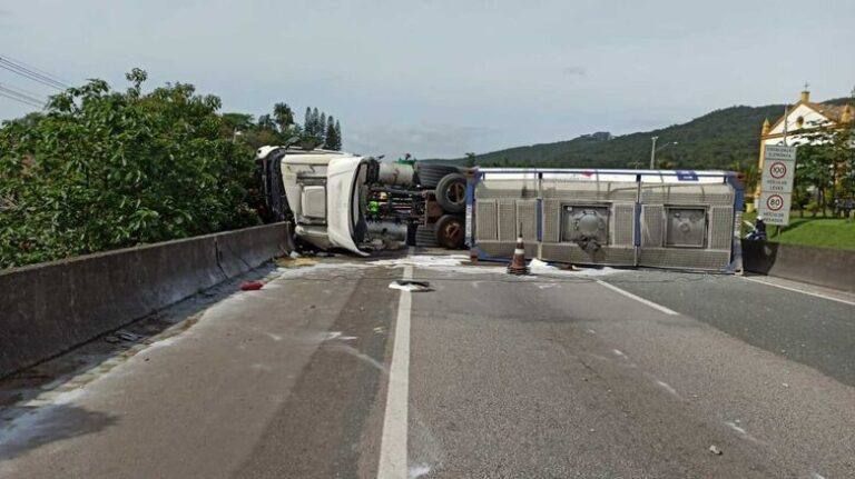 BR-101 interditada após tombamento de carreta com carga perigosa em SC
