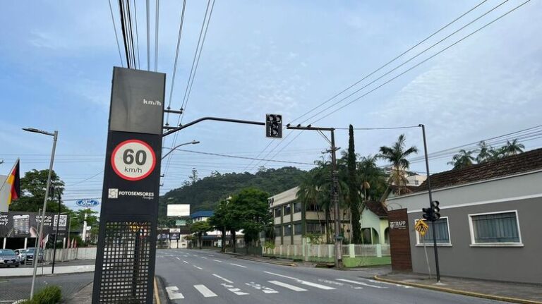 Novo semáforo é instalado na Waldemar Grubba em Jaraguá