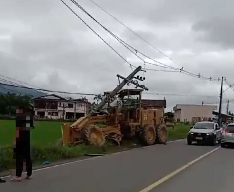  Patrola bate em poste em Guaramirim
