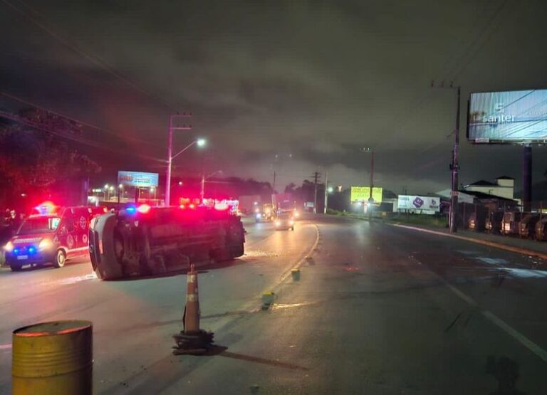 Van tomba após colisão com carro na BR-280 em Guaramirim