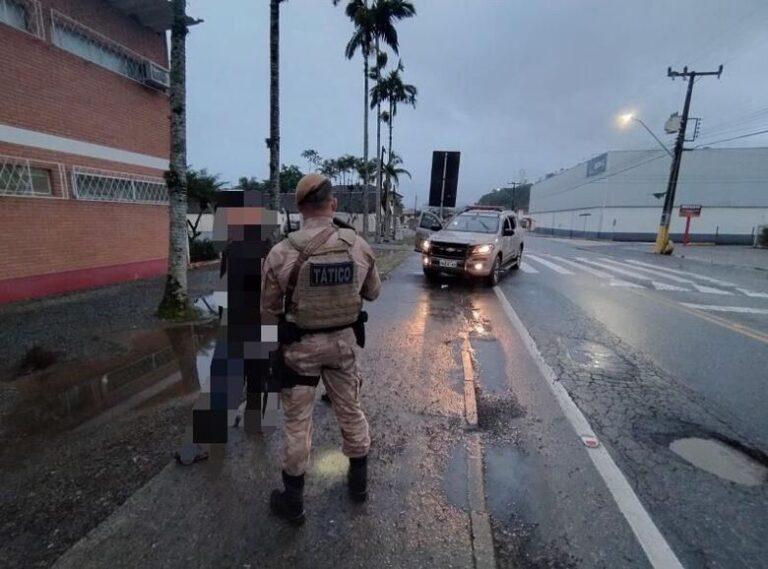 Homem procurado pela Justiça do Paraná é preso em Jaraguá