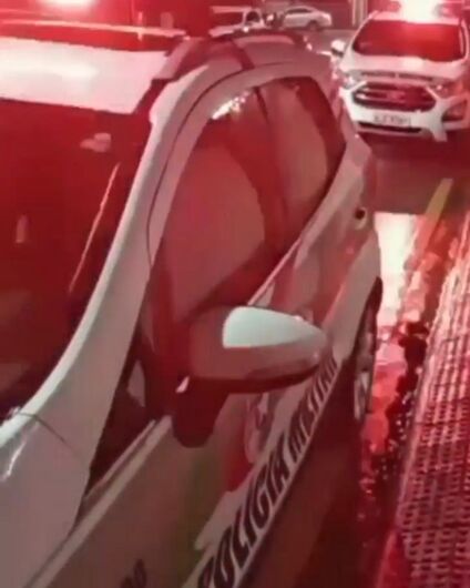 Homem leva garrafada na cabeça após mulher flagrá-lo no bar em Jaraguá