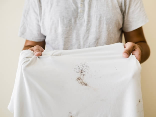 É possível tirar o mofo das roupas?