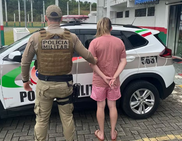 Travesti é presa suspeita de aplicar golpe de R$ 350 mil ao se passar por assessora de Yasmin Brunet em Balneário Camboriú