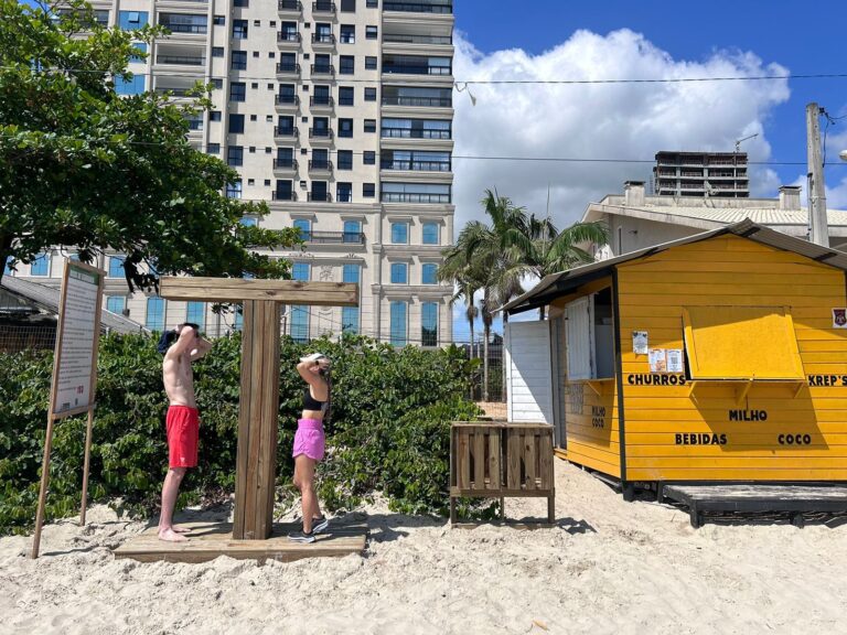 NOVIDADES EM BALNEÁRIO PEREQUÊ: ACIP INSTALA NOVOS CHUVEIROS EM TODA A ORLA