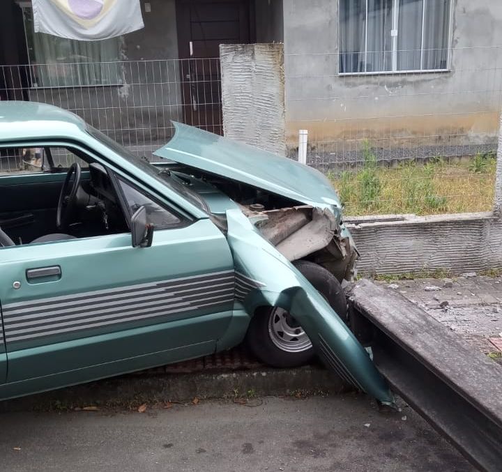 &nbsp;Carro bate em poste e motorista é preso por embriaguez em Jaraguá