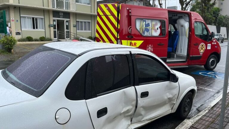 Acidente no centro de Jaraguá do Sul: idosa fica  ferida em colisão entre veículos
