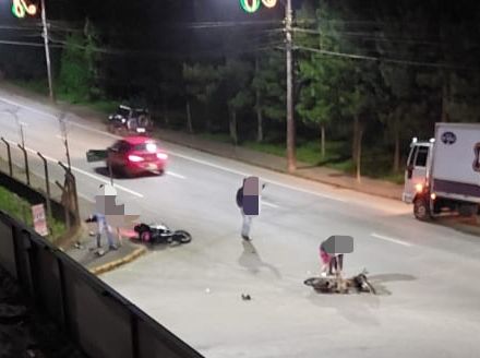 Acidente de motocicletas em Jaraguá deixa jovem ferido