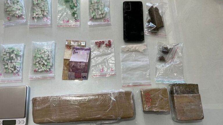Jovem de 23 Anos é detido por tráfico de drogas em Jaraguá.