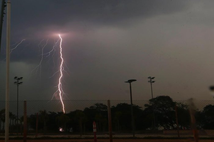 Tarde dedomingo em Jaraguá: Homem é atingido por raio enquanto realizava reparo em caminhão
