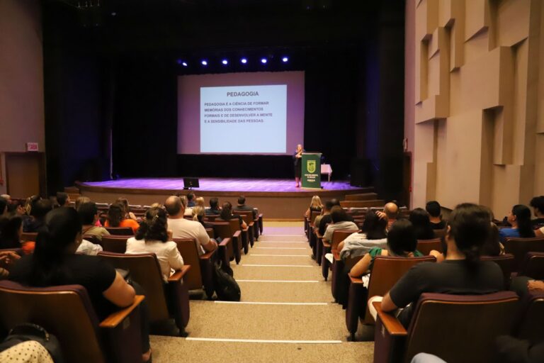 Educar e motivar são temas das palestras da Secretaria de Educação