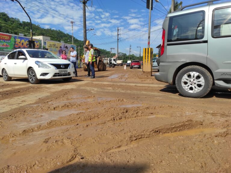 Equipes trabalham na recuperação das áreas atingidas pela chuva