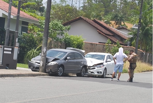 Colisão no centro de Schroeder: Carro atinge outro veículo e poste na tarde desta quinta-feira