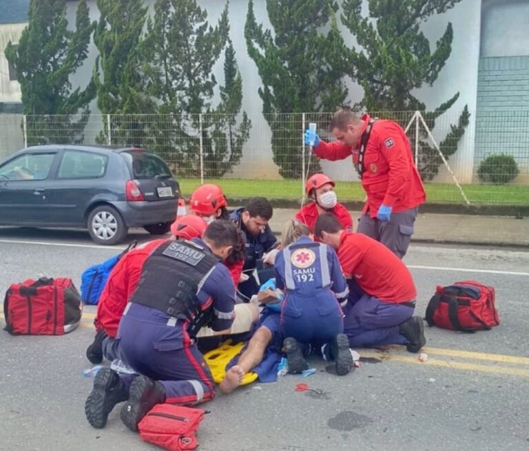 Colisão entre carro e moto deixa homem de 28 anos com fratura exposta no joelho em Jaraguá do Sul