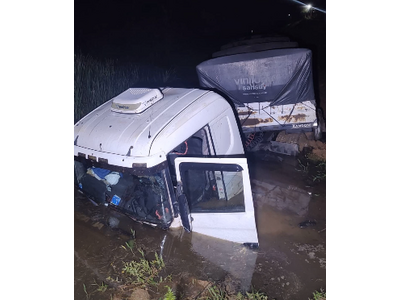 Caminhoneiro de 64 anos é socorrido após veículo sair da pista na BR-280 em Guaramirim