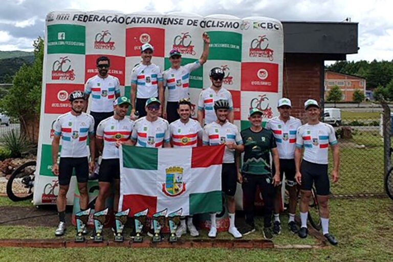 Ciclistas sobem ao pódio na abertura do Catarinense de Estrada