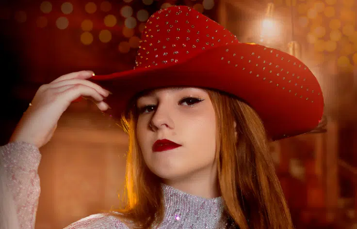 Estreia promissora: cantora Jayne Martins, de Pomerode, lança sua primeira música autoral