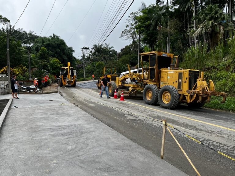Prefeitura executa reparos em trechos da Rua Adolfo Emmendoerfer