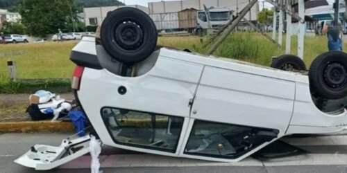 Carro capota após colisão em rotatória de Guaramirim