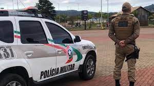 Mulher é presa por desacato e posse de drogas em operação policial em Guaramirim.