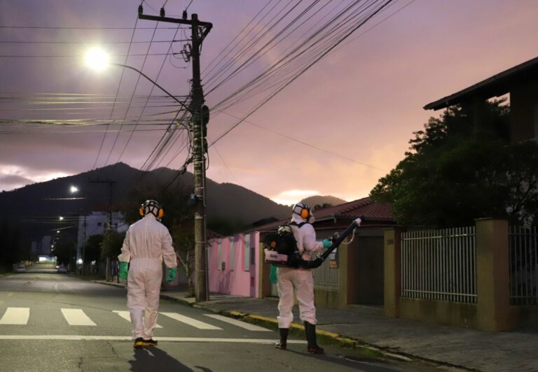 Quatro ruas do bairro Água Verde receberam aplicação de fumacê