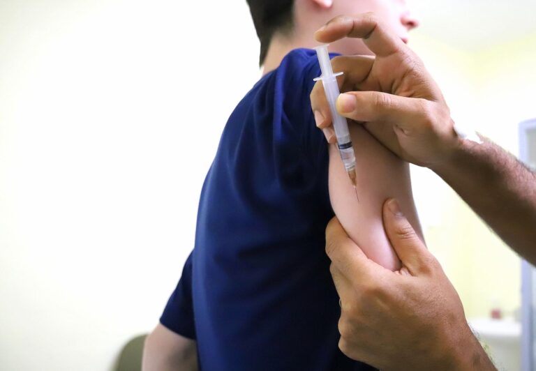 UBSs estarão abertas para vacinação contra a dengue neste sábado