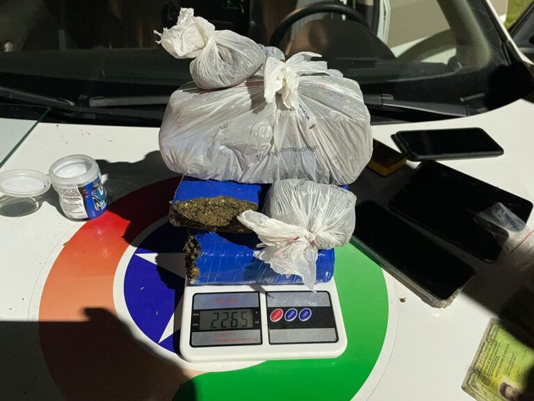 PMSC detém suspeitos de tráfico de drogas após perseguição e apreende mais de dois quilos de maconha em Rio Negrinho