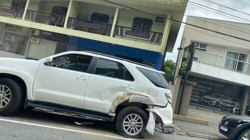 Engavetamento envolvendo quatro carros é registrado em Jaraguá do Sul