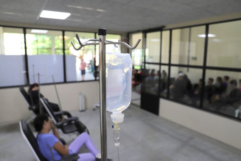 Saúde reforça necessidade de hidratação adequada em quadros de dengue