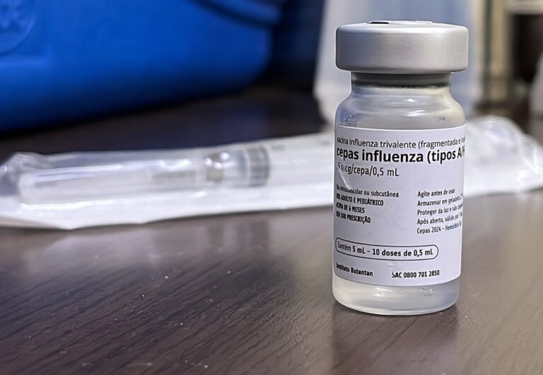 Vacinas contra a gripe e contra a dengue seguem disponíveis nas UBSs