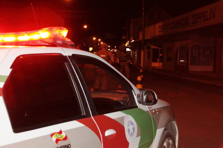 Motorista bêbado é parado em barreira policial e admite posse de maconha em Jaraguá