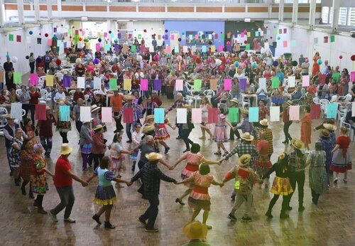 Diversão e integração na Festa Junina dos idosos de Jaraguá do Sul