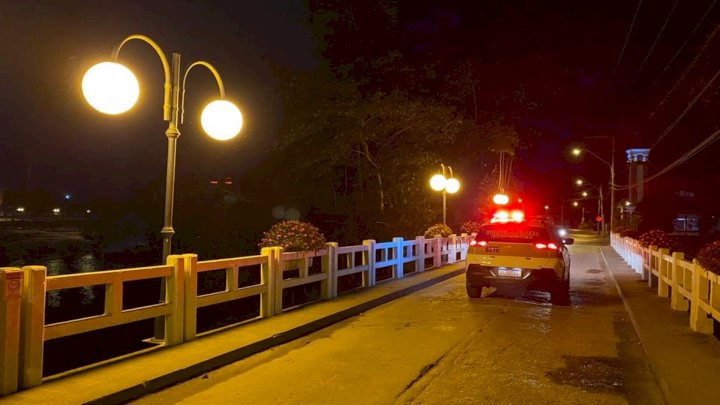 Homem é detido por ameaçar vizinho após tentativa de arrombamento em condomínio de Jaraguá