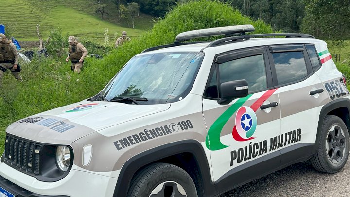 Homem bêbado xinga policiais durante ocorrência e acaba na delegacia.