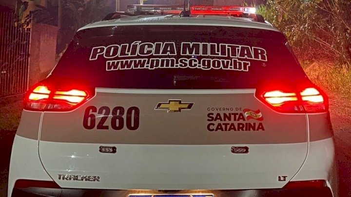 Motociclista sem habilitação tenta fugir da polícia, cai durante fuga e é detido em Jaraguá.