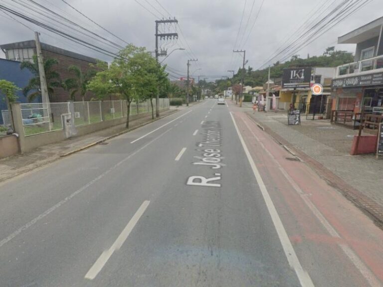 Trecho da Rua José Theodoro Ribeiro em meia pista nesta sexta-feira