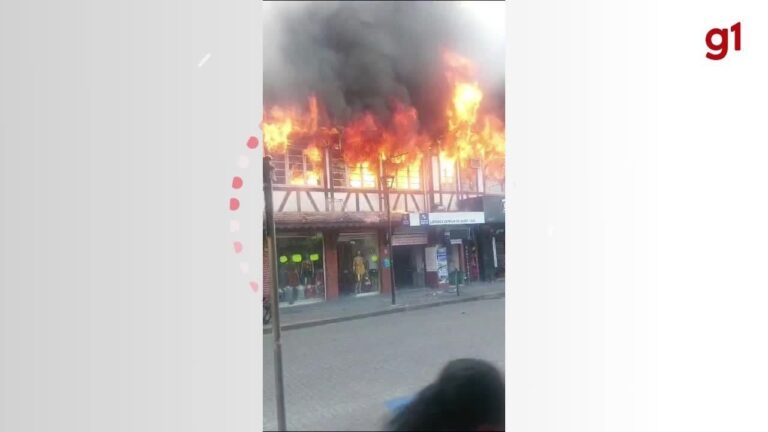 Incêndio de grandes proporções atinge prédio em área histórica do Centro de Blumenau | Santa Catarina