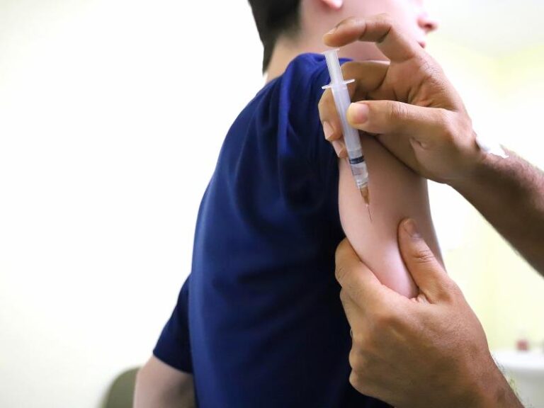 Vacina contra dengue segue disponível para faixa de 10 a 14 anos