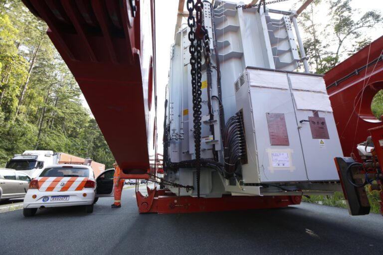 FOTOS: passagem de supercarreta de 80 metros e 450 toneladas limita tráfego em rodovias de SC